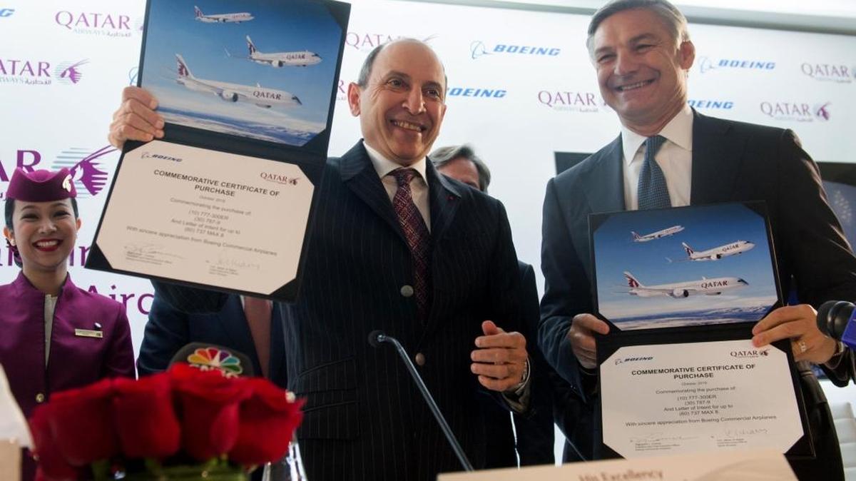 Akbar Al Baker, presidente de Qatar Airways (izq.), y Ray Conner, presidente y director ejecutivo de Boeing Commercial Airplanes, muestran el viernes un certificado, después del anuncio de la compra de 100 aviones.