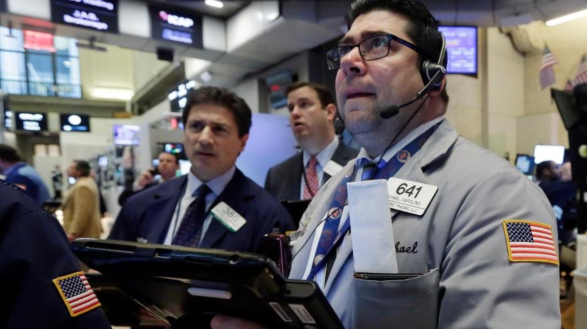Corredores de bolsa observan el movimiento bursátil en la Bolsa de Valores de Nueva Yor, en enero. En la sesión del jueves en la que todas las miradas estaban pendientes del petróleo, que luchaba por mantenerse por encima de la barrera de los $50 dólares el barril por primera vez en lo que va de año.