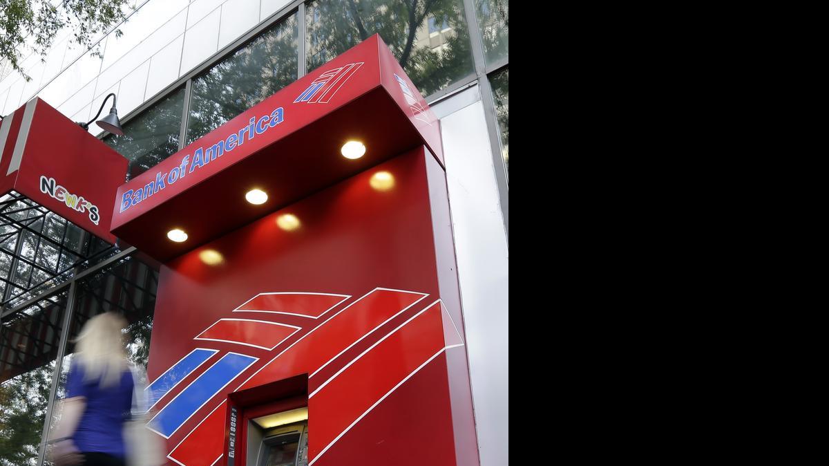 
Una mujer camina frente a un cajero automático de Bank of America en Carolina del Norte.
