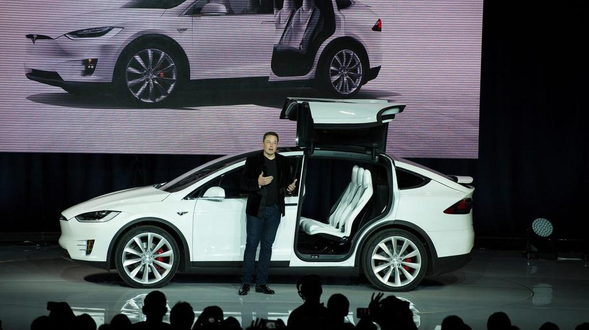 Los accionistas de la fabricante de autos eléctricos Tesla validaron el pasado jueves el enorme plan de compensaciones del magnate Elon Musk, valorado en algo menos de $50,000 millones.