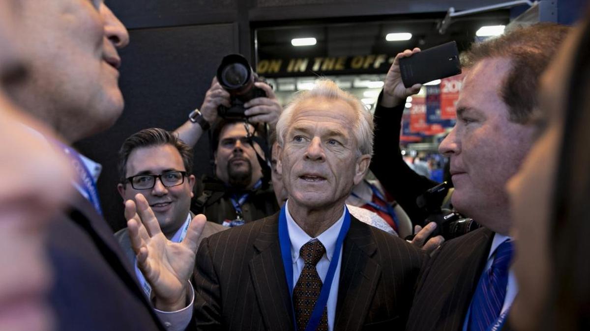El director del Consejo Nacional de Comercio de la Casa Blanca, Peter Navarro (cen.)