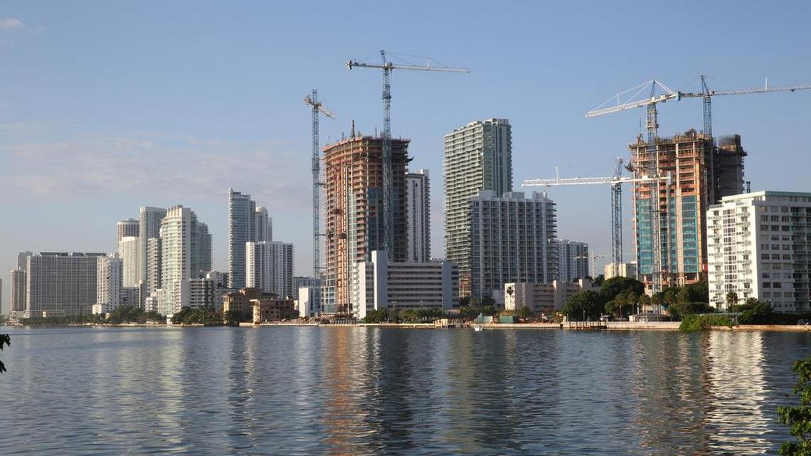 Edificios en construcción en Miami. Foto de archivo.
