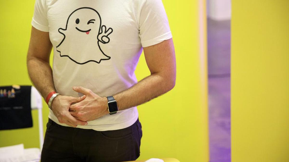 Un representante de Snap Inc. usa una franela con el logo de la empresa durante una feria de trabajo en Los Angeles, el jueves pasado.