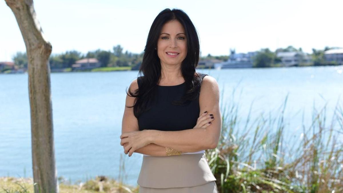 Melva García, directora de la división de lujo y agente afiliada de Century 21 Yarlex International Realty, es líder y vocera de la campaña “Empowering Latinas” y su propia historia es muestra de cómo las hispanas pueden superarse