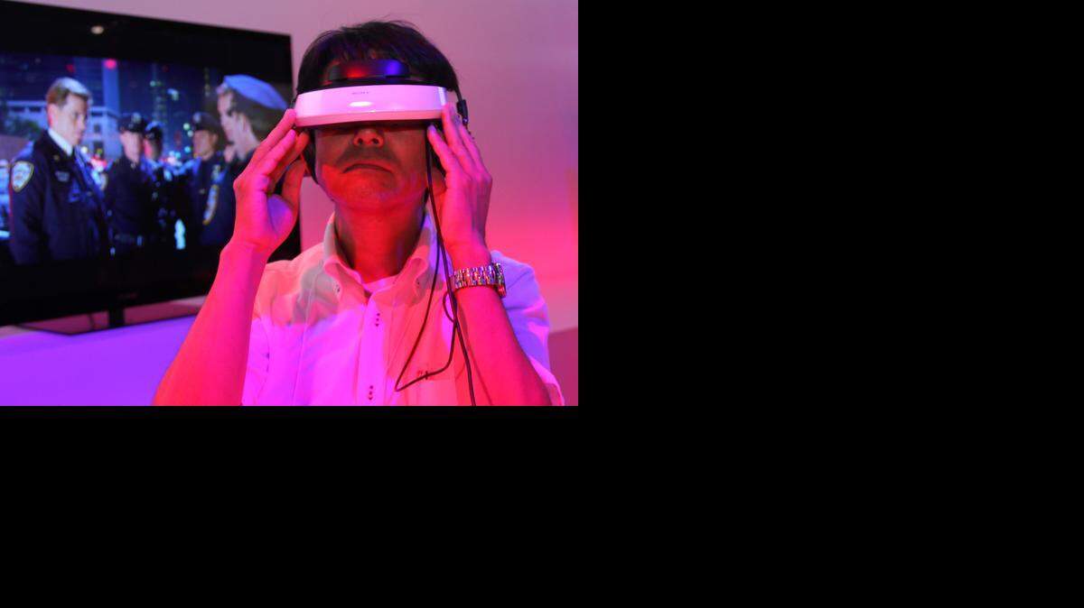 
Un visitante se prueba unas gafas de visión tridimensional en le feria de productos electrónicos CEATEC de Japón
