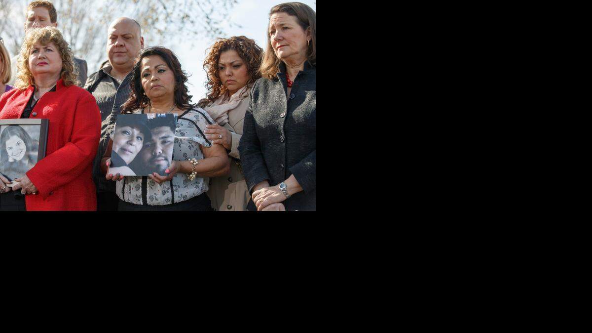 
Rosie Cortinas, centro, muestra una foto de su hijo Amador Cortinas de Homedale, Idaho, quien murió en el 2013 por un fallo mecánico en el Chevy Cobalt que conducía.


