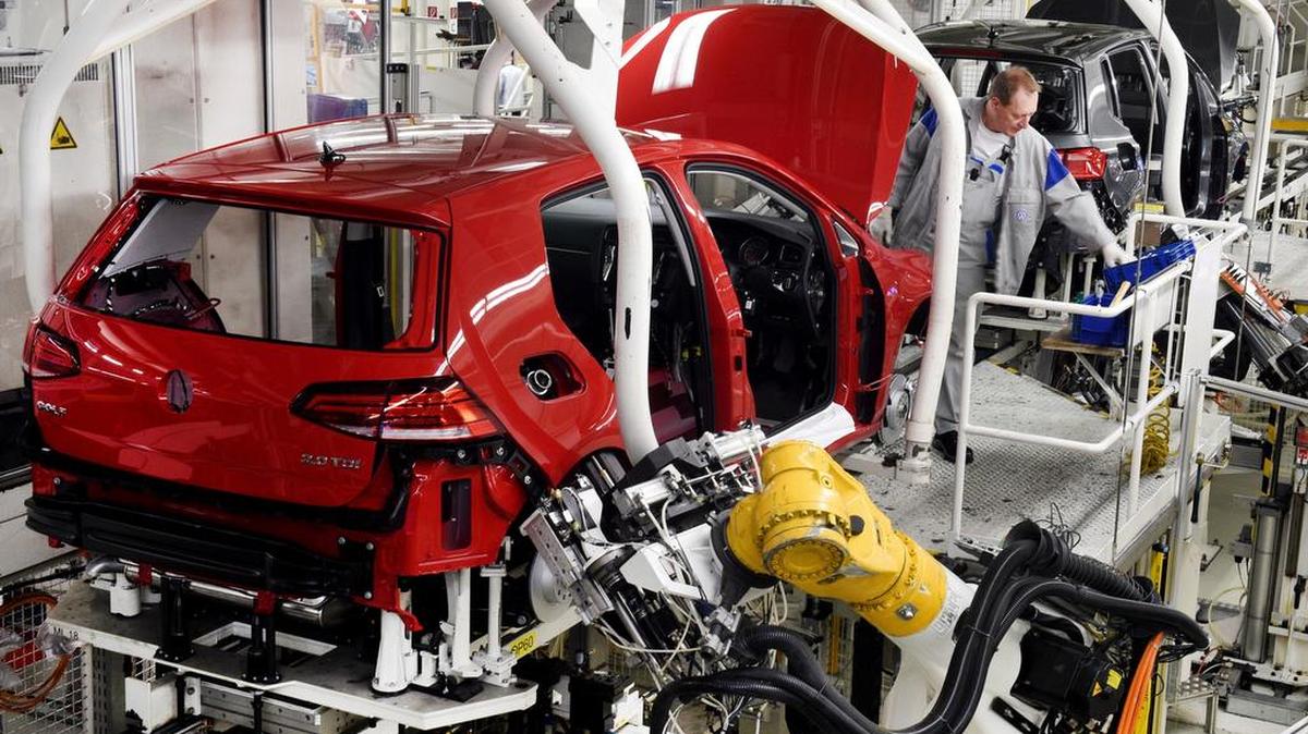 Un empleado trabaja en la línea de producción de autos Volkswagen en la planta de Wolfsburg, Alemania.