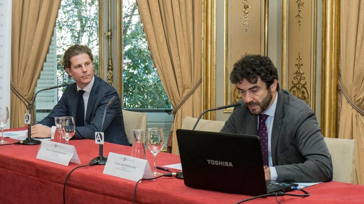 Frank Pon, director comercial de Air France-KLM para la Península Ibérica y Juan Carlos Martínez Lázaro, economista y profesor del IE Business School.