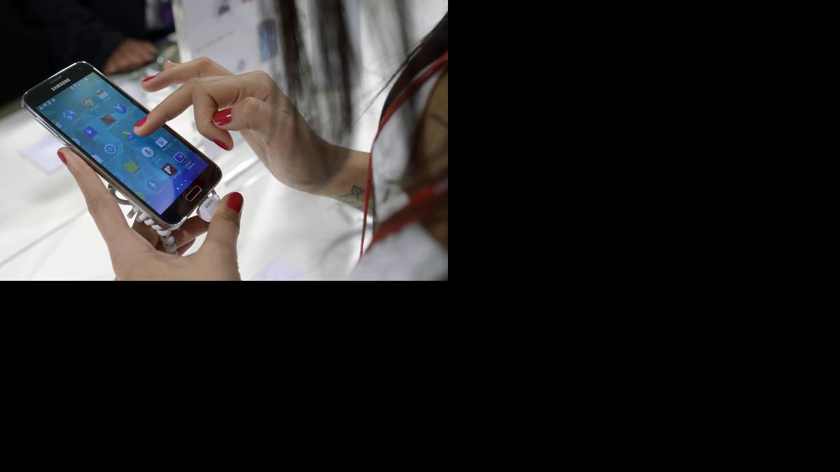 
Una persona utiliza su teléfono inteligente Samsung Galaxy S5 en una feria comercial de Barcelona en esta foto sin fecha.

