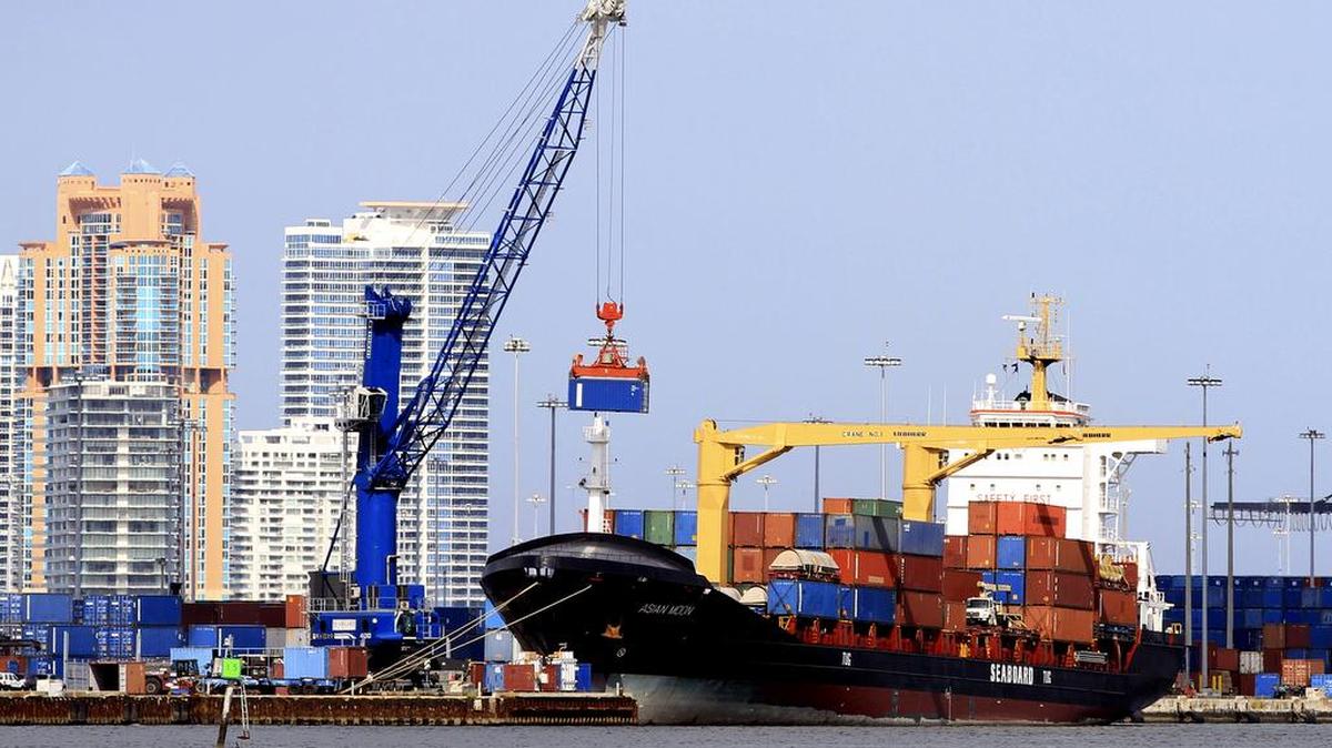 Una grúa mueve un contenedor para descargarlo en el puerto de Miami donde se mueve gran parte de las importaciones y exportaciones de Florida a Latinoamérica y de esta región al estado. Foto de archivo.