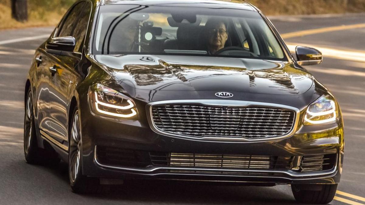 Kia ha ido conquistando respeto público gracias a la excelencia de sus productos. El K900 del 2019 entra como un profesional de experiencia a un segmento donde están los modelos más prestigiosos del mercado,