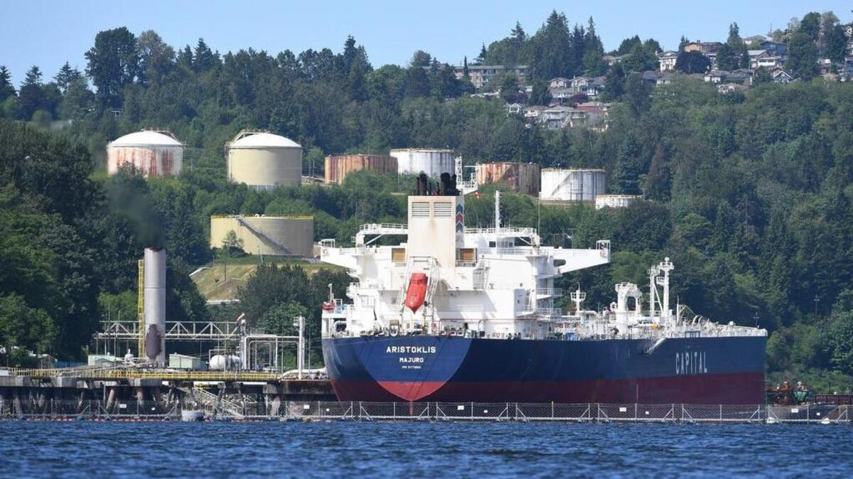 Un petrolero está amarrado en la terminal marítima de Trans-Mountain de Kinder Morgan en Burnaby, Canadá. El gobierno canadiense anunció el miércoles que relanzará el polémico proyecto de ampliación del oleoducto Trans Mountain.