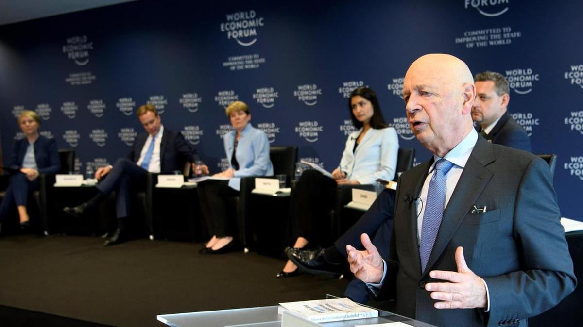 El fundador y presidente ejecutivo del Foro Económico Mundial (FEM), el alemán Claus Schwab, habla durante una rueda de prensa en Cologny, Suiza.