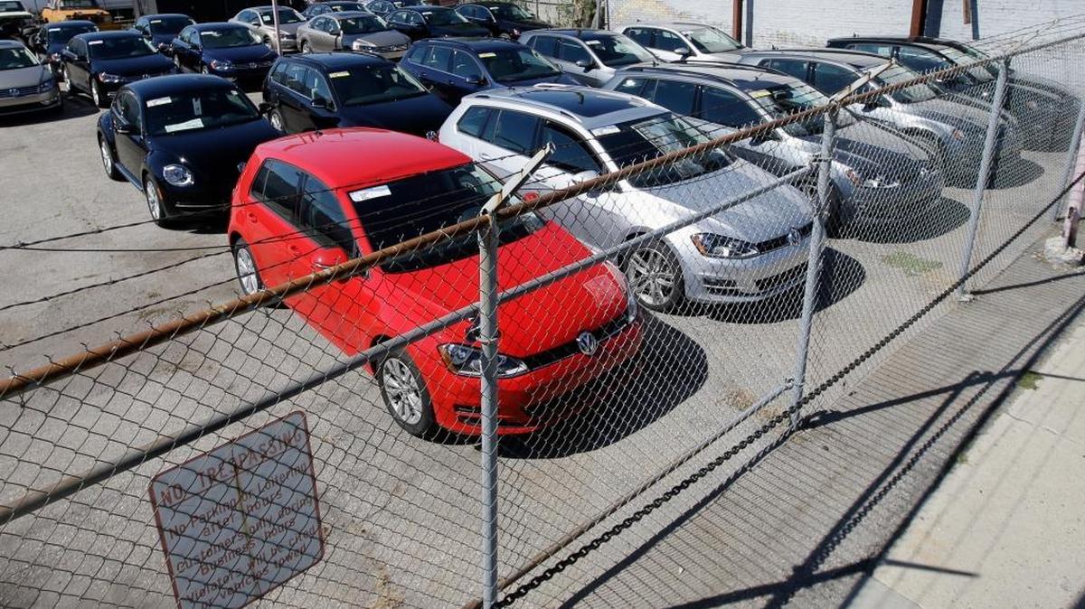 
Vista general de automóviles de la Volkswagen en un estacionamiento cerca de un concesionario de VW en Salt Lake City.
