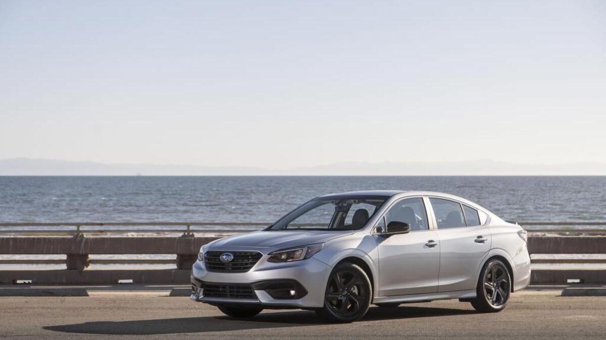 Subaru, nunca quiso competir con los líderes del segmento, pero es un auto muy utilitario, con mucho espacio interior, buen espacio de almacenamiento y tracción total de serie.