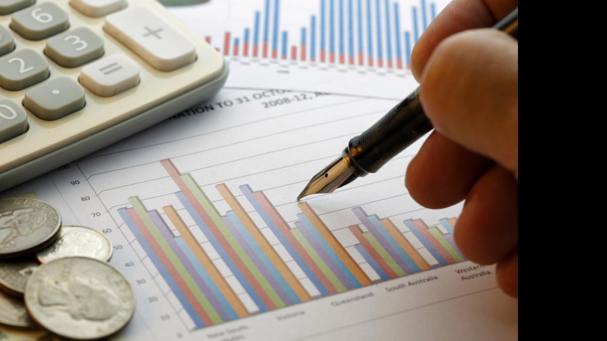 
La pregunta es: ¿cuánto dinero se debe destinar de cada salario para acumular suficientes ahorros? Es difícil de determinar, pero puede elaborar un plan en función de sus objetivos y de algunas reglas generales. En primer lugar, es importante empezar a invertir hoy.
