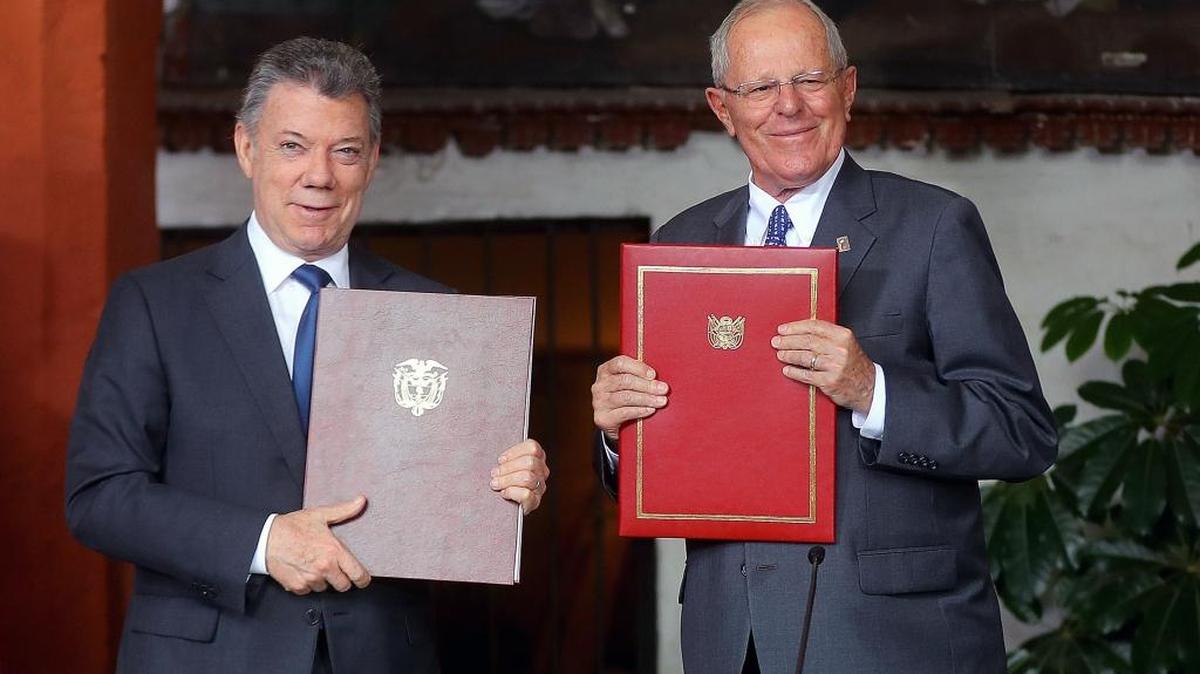 El presidente de Colombia, Juan Manuel Santos (izq.), y su homólogo peruano, Pedro Pablo Kuczynski posan el viernes, en el marco del Encuentro Presidencial y III Gabinete Binacional que se celebra en la ciudad peruana de Arequipa.