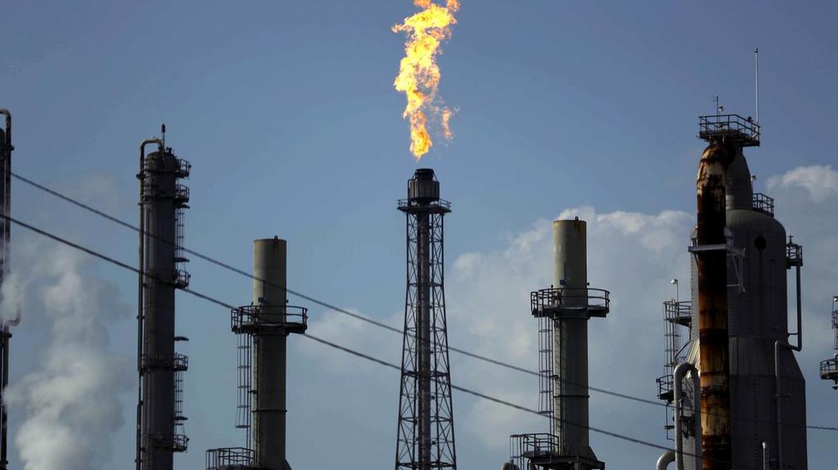 Una refinería en Dear Park, Texas, el 31 de agosto de 2017. La Agencia Internacional de la Energía (AIE) prevé una progresión de la demanda mundial de petróleo de 1.6 millones de barriles al día (mbd) hasta un total de 97.7 mbd en 2017.