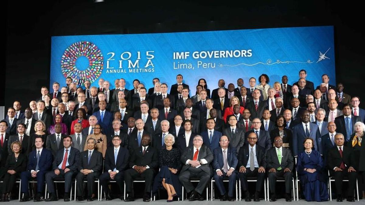 
Los gobernadores del Fondo Monetario Internacional posan para la foto oficial el viernes, en el marco de las reuniones anuales del FMI y Banco Mundial, en Lima, Perú. 
