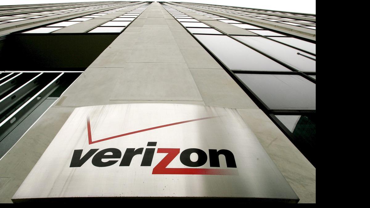 
El logo de la empresa Verizon en la fachada de su edificio en Nueva York. La compañía de telecomunicaciones Verizon anunció el martes, un beneficio neto atribuible de $8,450 millones en el primer semestre. Foto de archivo

