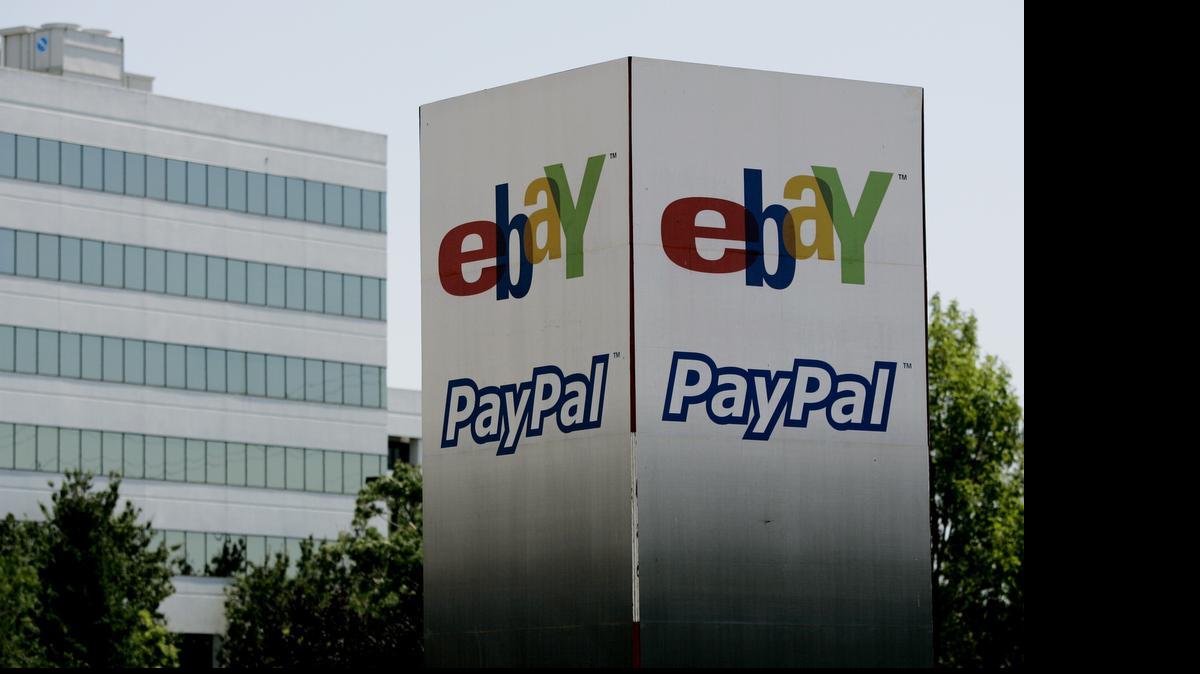 
Los logotipos de eBay y PayPal a la entrada de su sede en San José, Calfornia.
