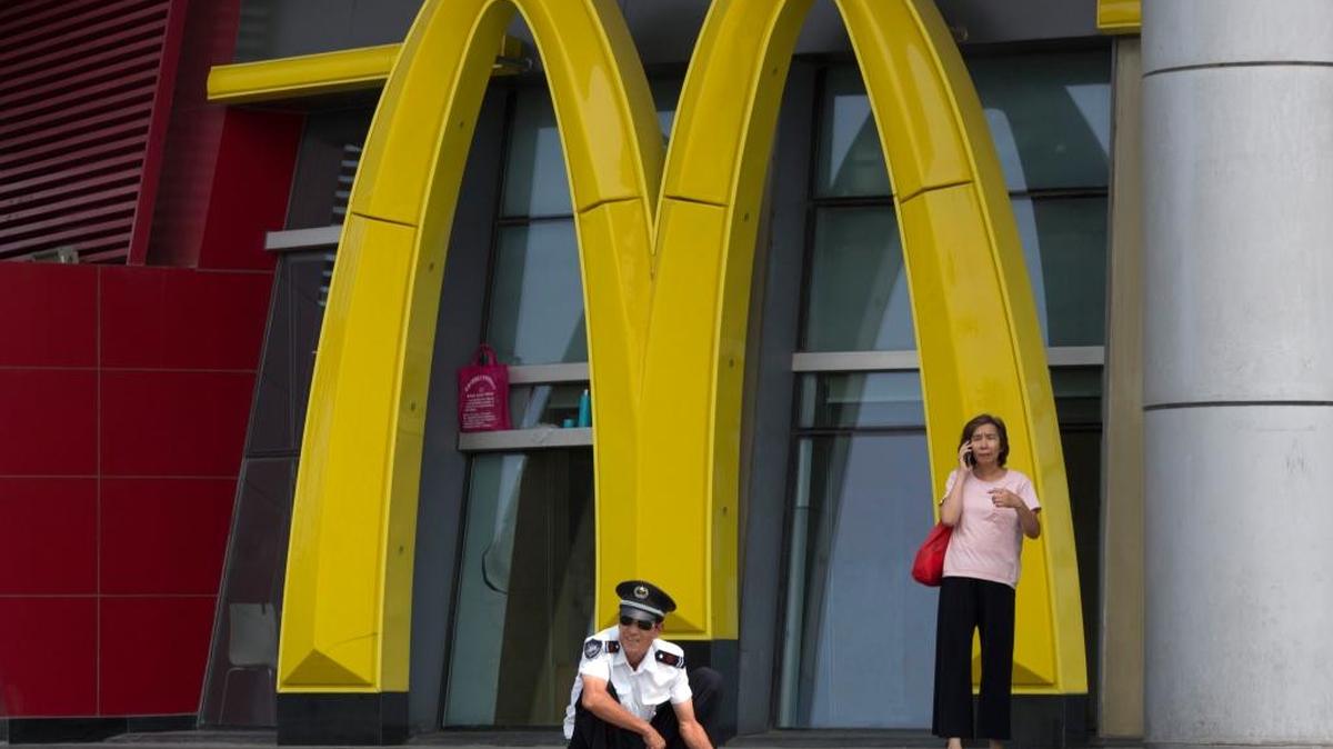 Un guardia de seguridad descansa en agosto pasado cerca de un logo de McDonald en la municipalidad china Tianjin.