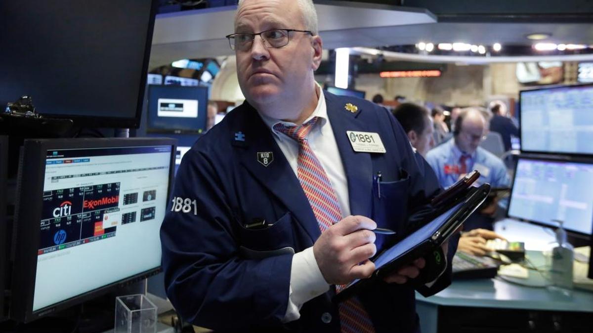 El corredor Thomas Ferrigno observa el movimiento de las acciones el lunes, en la Bolsa de Valores de Nueva York. Wall Street cerró con fuertes ganancias por un nuevo rebote del petróleo en los mercados internacionales.