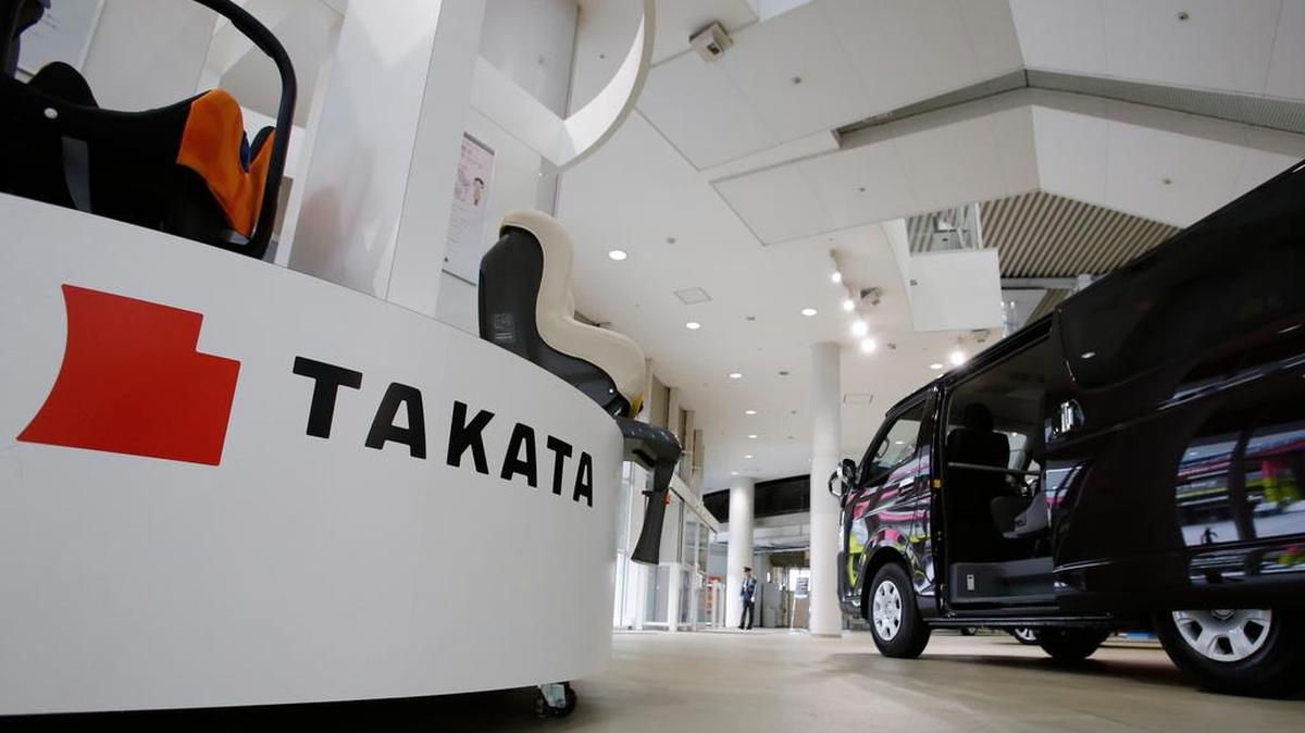 Asientos para niños fabricados por Takata Corp. son exhibidos en Tokio.
