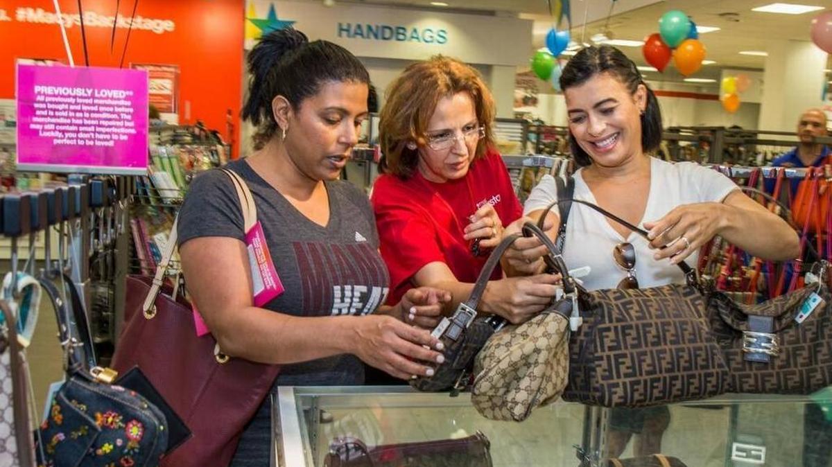 Macy’s Backstage The Outlet Store, un outlet dentro de una tienda, venderá mercancía, incluyendo las marcas de diseñadores, a un descuento del 20 al 80 por ciento con relación a los precios de tiendas por departamentos.