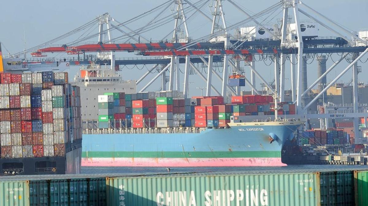 Contenedores son descargados de un barco en el puerto de Los Ángeles en San Pedro, California. El déficit comercial de Estados Unidos se redujo en marzo un 13.9 % hasta los $40,400 millones debido a los bajos precios del petróleo, el volátil mercado exterior para los exportadores y la contención de los consumidores. Foto de archivo.