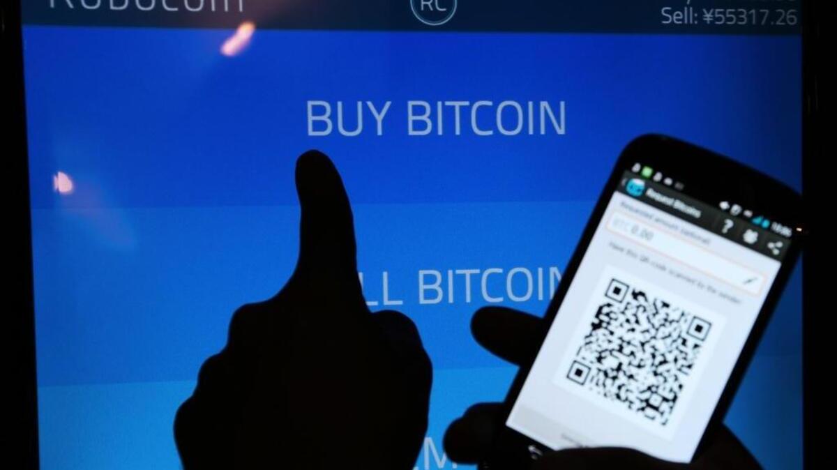 Bitcoin es una criptodivisa, o moneda digital, lanzada en el 2009 como forma de pago de transacciones en línea. Las transacciones se procesan en servidores llamados “Bitcoin miners”.