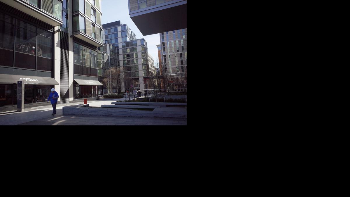 
Un centro comercial en Washington, un desarrollo integrado que contiene una mezcla de locales comerciales y residenciales.
