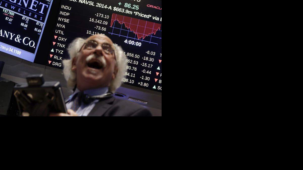 
Peter Tuchman, corredor de la Bolsa de Valores de Nueva York, chequea las cotizaciones en las pantallas electrónicas justo antes del cierre de la jornada.

