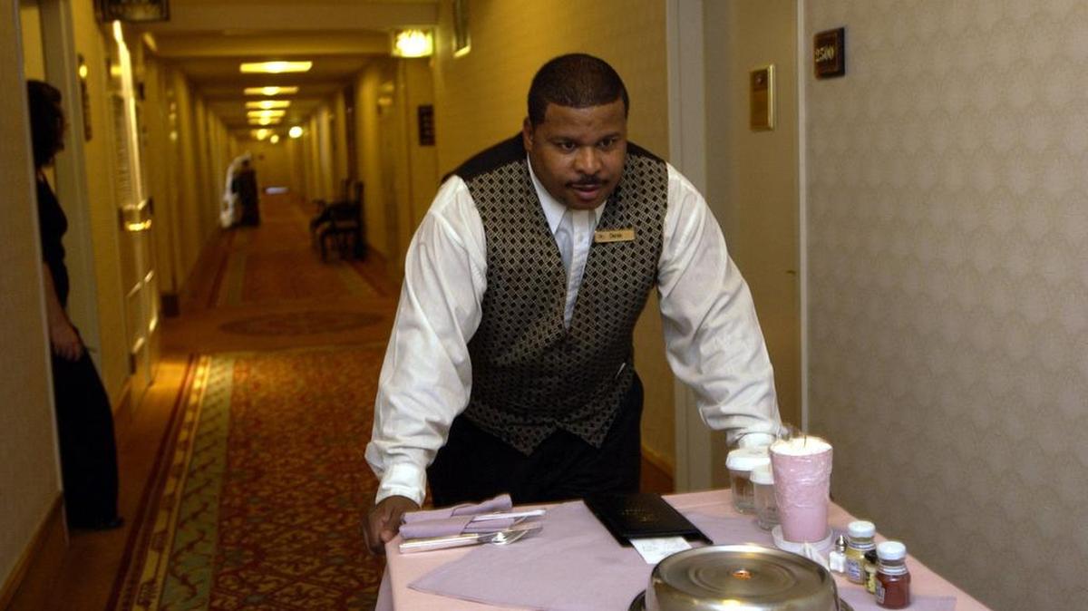 
Un mayordomo lleva la orden de cena un huésped a la habitación de un hotel de la cadena Hilton en Chicago en esta foto de archivo.


