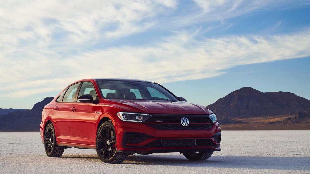 El GTI es prácticamente el mismo Jetta estándar con un toque deportivo, lo que significa que tiene suficiente espacio para adultos, un maletero cómodo y una conducción suave en la carretera.