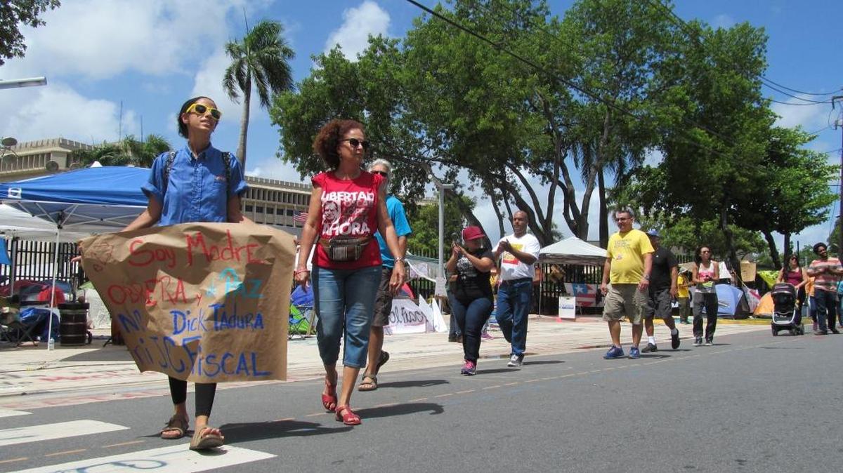 Un grupo de manifestantes se congrega frente al Tribunal Federal de San Juan el lunes para protestar contra el gobierno de EEUU por su implantación de una junta de control fiscal sobre Puerto Rico.