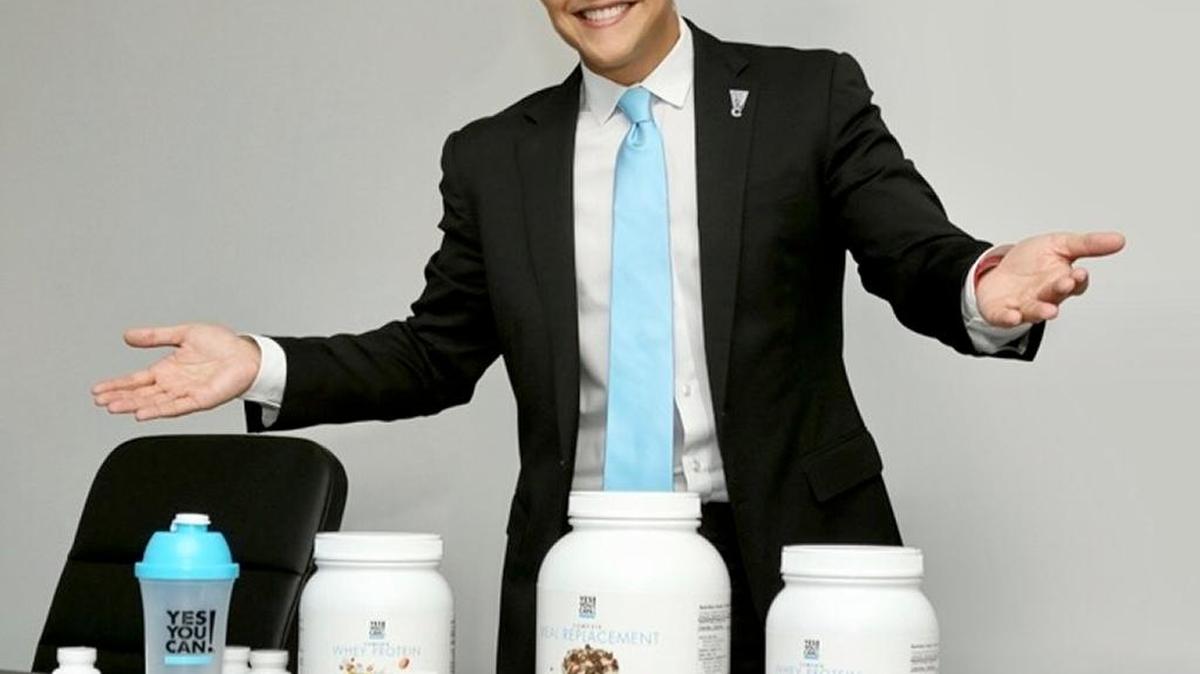 El fundador y director ejecutivo de la empresa Yes You Can, Alejandro Chabán, anuncia negocios de venta directa de sus productos.
