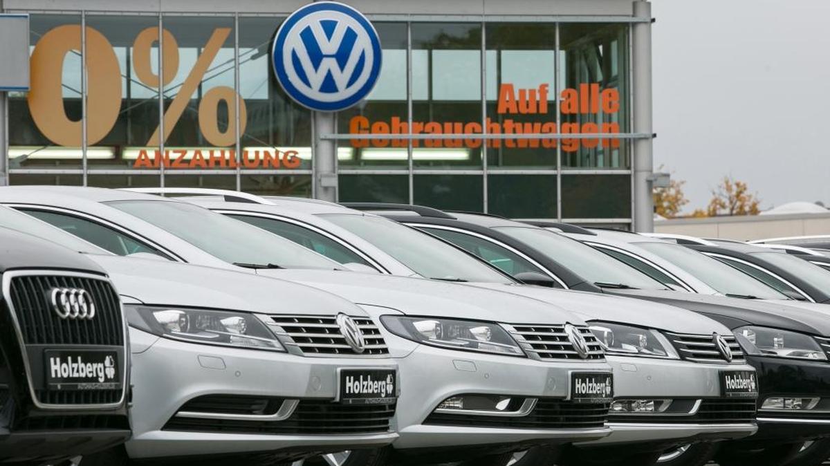 Vista general de vehículos usados fabricados por Volkswagen AG, estacionados en las afueras de un centro de distribución de esa empresa, en Braunschweig, Alemania, en octubre.