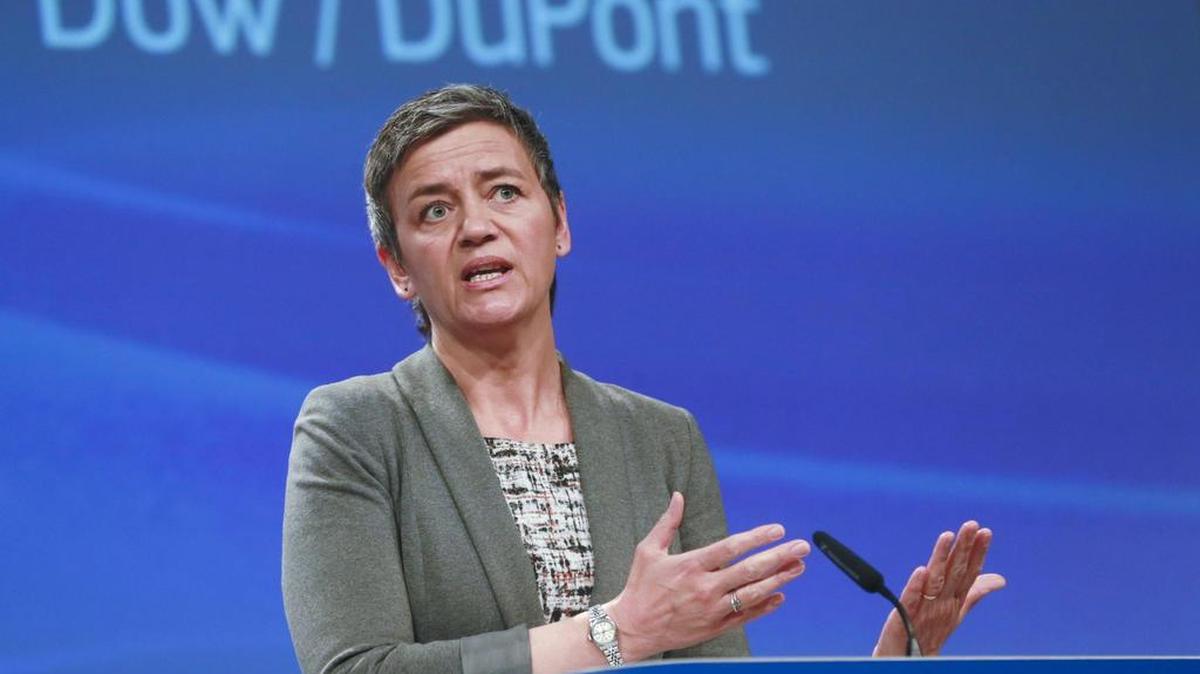 La comisaria europea de Competencia, Margrethe Vestager, ofrece una rueda de prensa el lunes para anunciar que la CE dio luz verde a la fusión de las empresas químicas Dow Chemical y DuPont.