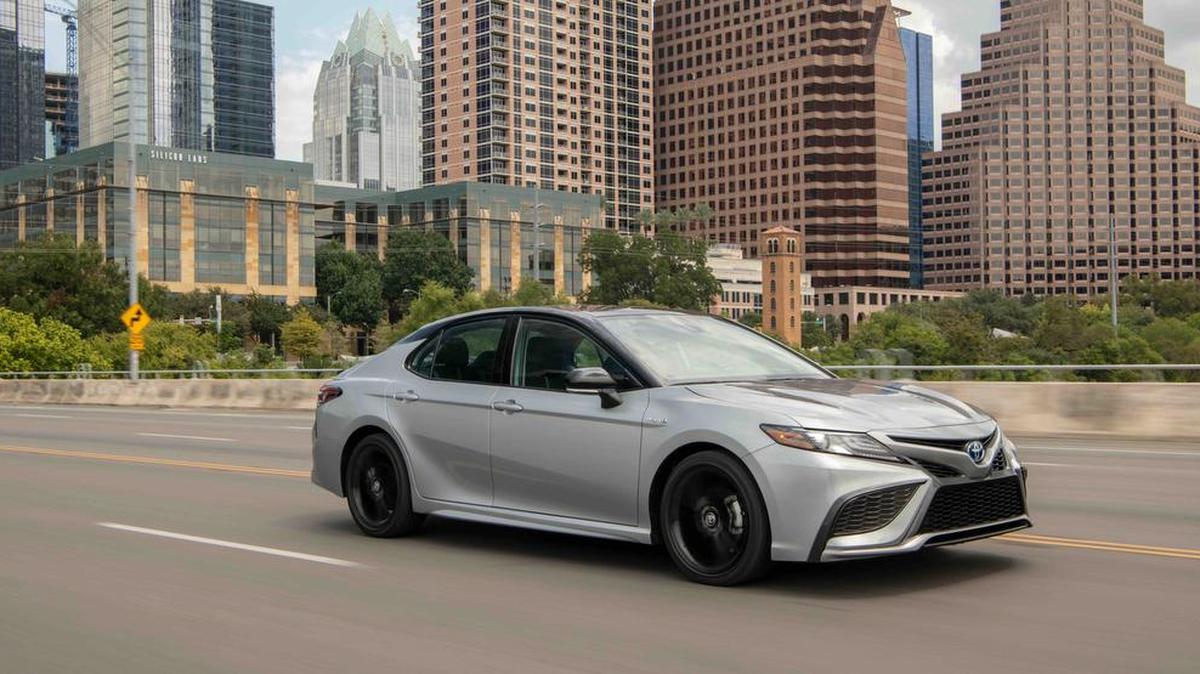El Toyota Camry Hibrido del 2023 está resistiendo ante los SUV's, con una excelente economía de combustible, y para la mayoría de los consumidores, es uno de los vehículos más fiables del mercado y más económicos de usar, con un muy buen valor de reventa.