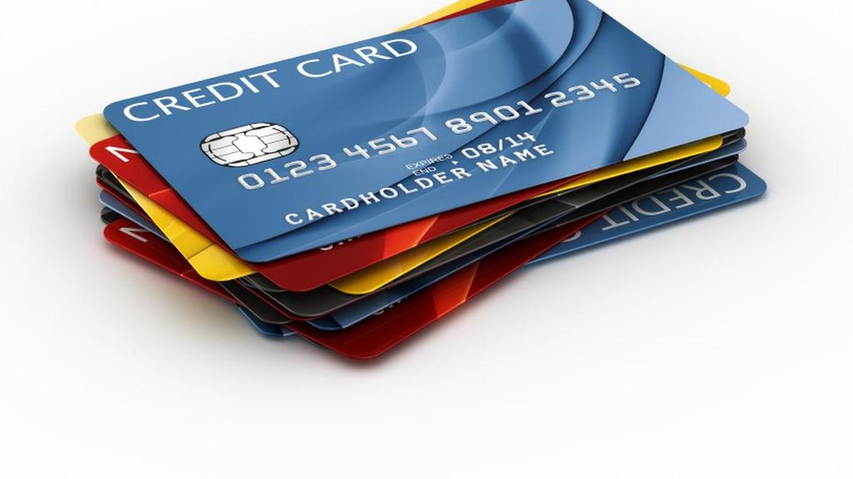 Elabore un plan de acción para evitar seguir acumulando deudas y comenzar a cancelarlas. Un primer paso pueden ser llamar a los emisores de tarjetas de crédito para solicitar una reducción de la tasa de interés.