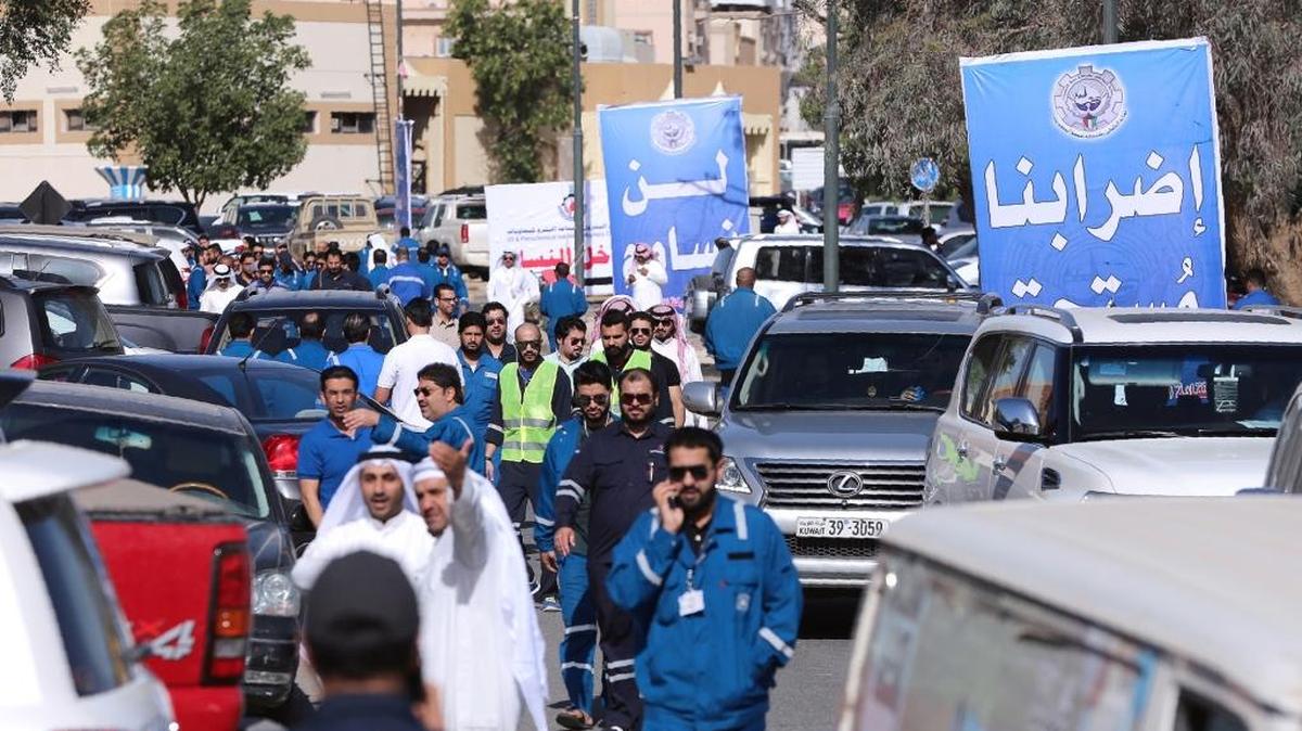 Trabajadores petroleros de Kuwait arriban el lunes a la sede de su sindicato en Al-Ahmadi, para protestar por presuntos recortes salariales y planes para privatizar el sector energético.