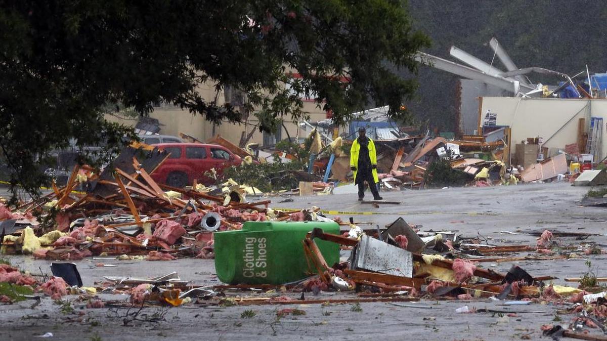 Un policía hace guardia en una zona arrasada por un tornado en Alabama el 22 de junio de 2017. Una serie de graves tormentas en EEUU provocaron las mayores pérdidas por desastres a nivel internacional en la primera mitad del año.