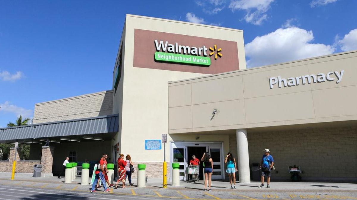 Personas ingresan al Walmart de Hialeah, en abril pasado. Esa empresa anunció sus planes de inversión para Florida.