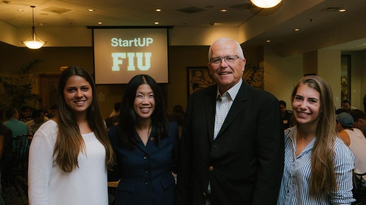 De izq. a der. Alessia Tacchella, estudiante; Emily Gresham, vicepresidenta de Desarrollo Económico e Investigación de FIU; Robert Hacker, director de StartUp FIU y la estudiante Valeria Siegrist.