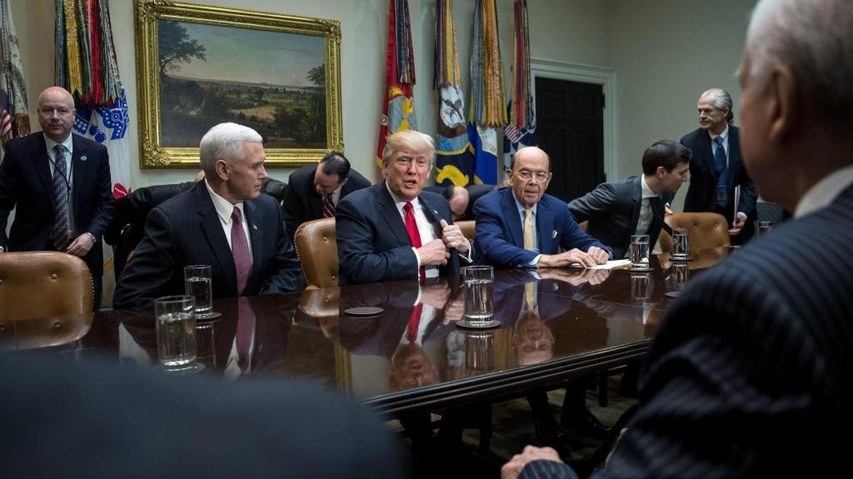 El presidente de EEUU, Donald Trump (cen.) asiste el jueves a una reunión con senadores y congresistas en la Sala Roosevelt, en la Casa Blanca, Washington.