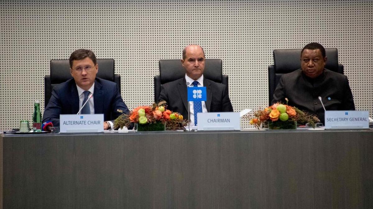 El ministro de Energía de Rusia, Alexander Novak (izq.), el ministro de Petróleo de Kuwaiti, Essam al-Marzouk (cen.) y el secretario general de la Opep Mohammed Barkindo en Viena el 22 de septiembre.