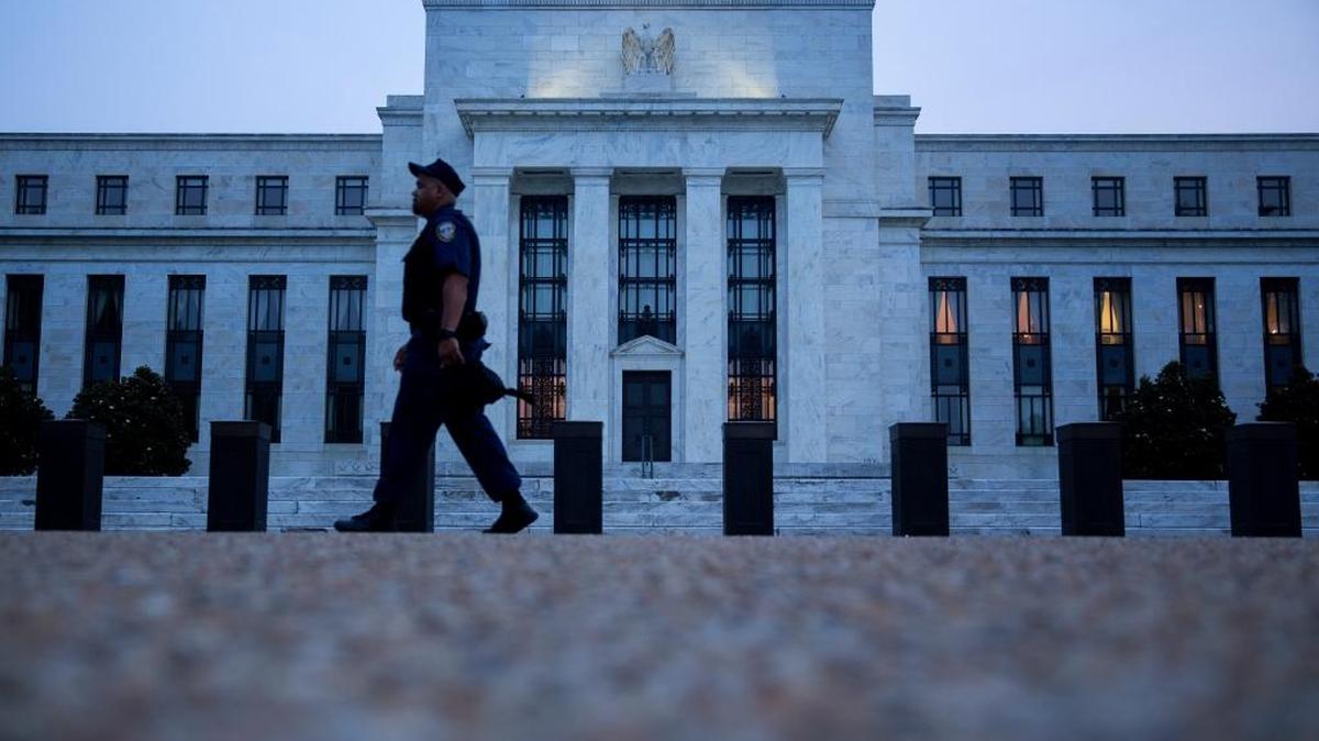
Un guardia camina frente a la sede de la Reserva Federal en Washington, a inicios de septiembre. El Bnaco Mundial dijo el martes que el cambio en la política monetaria podría plantear grandes desafíos a las economías emergentes, particularmente vulnerables.
