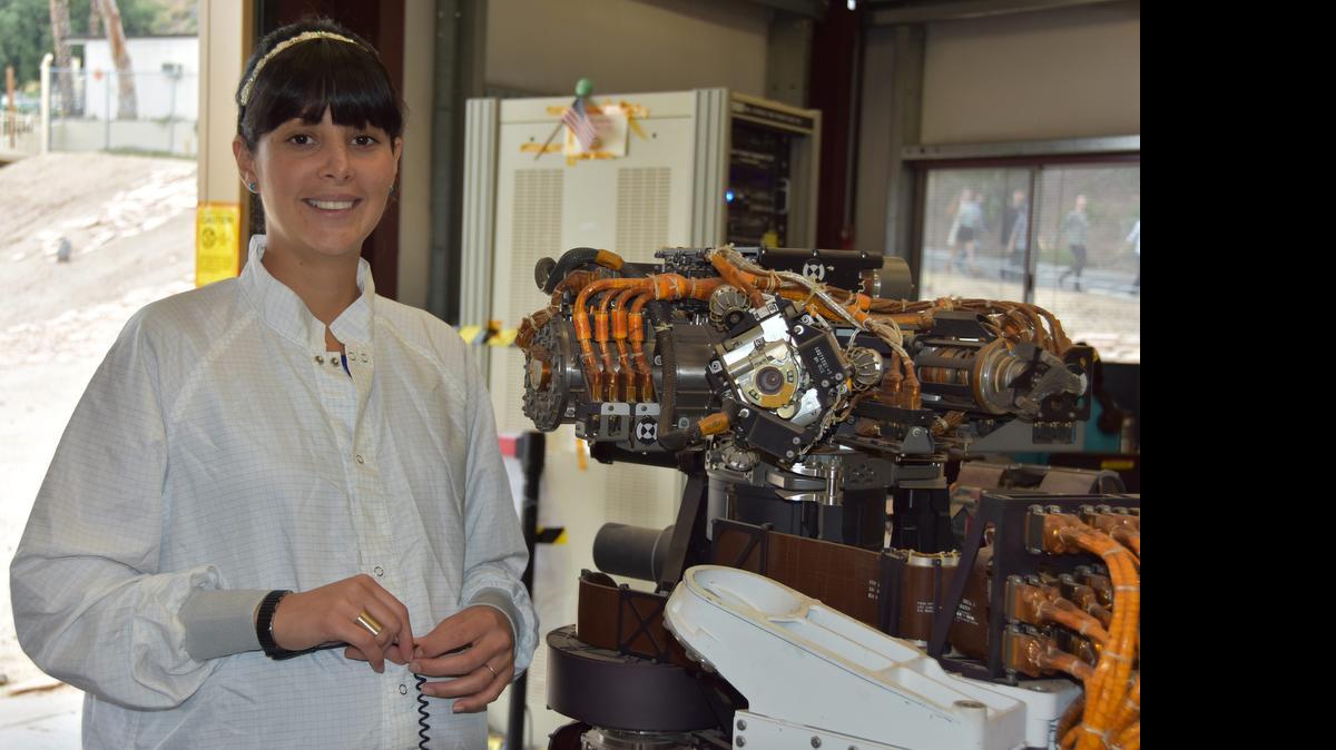 
La ingeniera del Laboratorio de Propulsión de la Agencia Aeroespacial (NASA), la colombiana Diana Trujillo, muestra la Herramienta de Remoción de Polvo (DRT) del Curiosity durante una entrevista en el Laboratorio en Pasadena, California. Desde su escuela primaria en Cali, la colombiana Diana Trujillo soñaba con trabajar en tareas aeroespaciales y después de hacer su ruta de aprendizaje a través de varias universidades hoy trabaja para la NASA como líder de misiones del robot Curiosity en Marte. 
