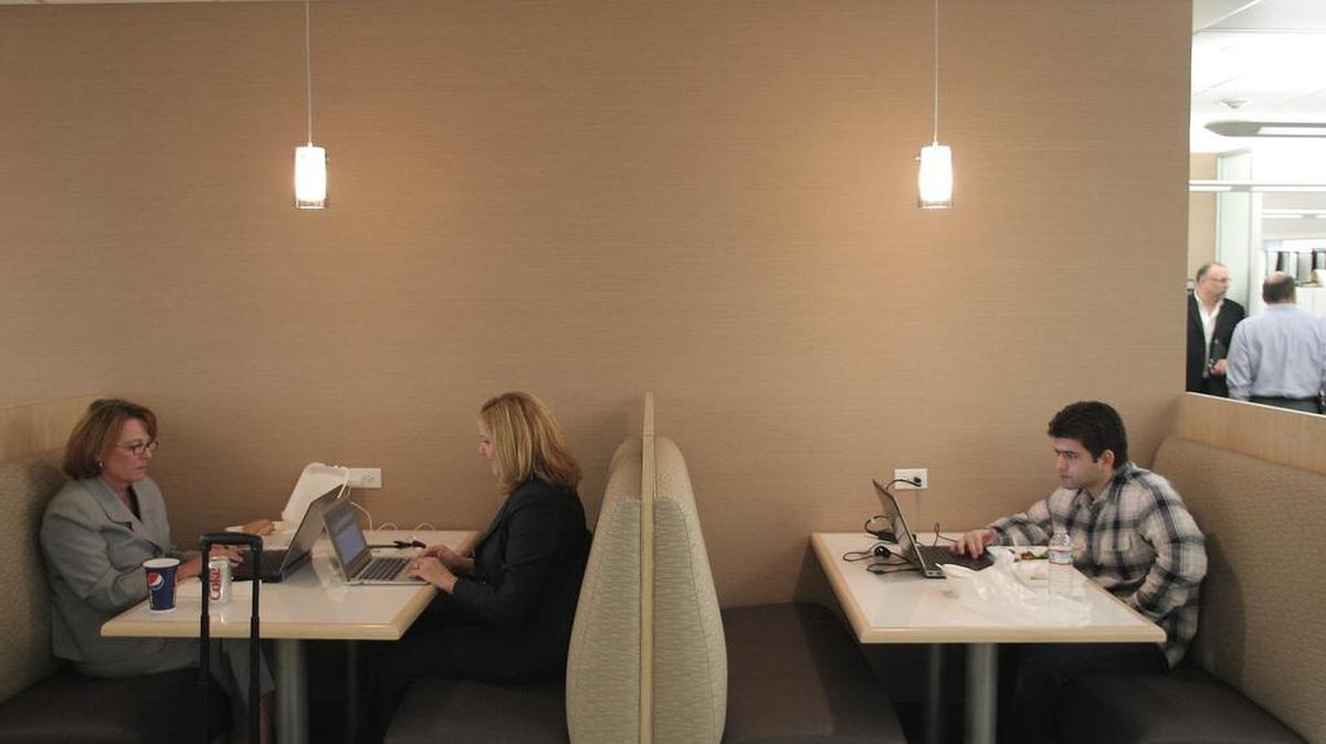 Empleados de la empresa Citrix trabajan y comen en su café en las oficinas de la compañía en Fort Lauderdale que ha creado un ambiente para promoer el bienestar y la colaboración. Foto de archivo.